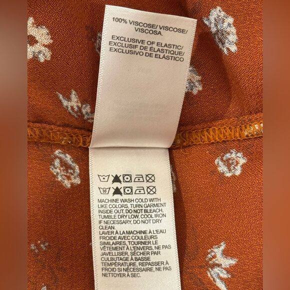 🔥HP🔥 Lucky Brand Floral High-Low Blouse Burnt Orange V-Neck Smocked. Medium - Picture 7 of 8